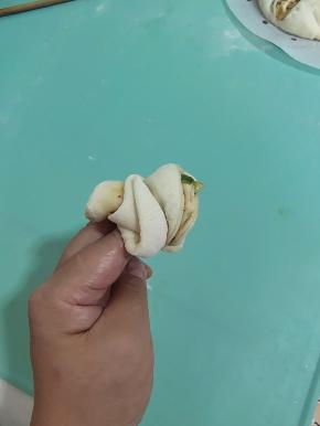 捏住两个斜角，扯一下，反转过来对捏在一起就可以了！也可以随自己的喜欢来造型！