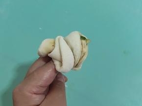 捏住两个斜角，扯一下，反转过来对捏在一起就可以了！也可以随自己的喜欢来造型！