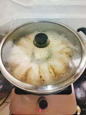 开大火蒸，上汽开始计时蒸15分钟，关火焖2分钟！花卷就可以了！