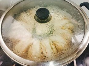 开大火蒸，上汽开始计时蒸15分钟，关火焖2分钟！花卷就可以了！