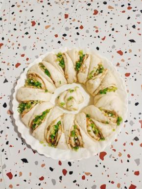 撒适量的葱花点缀一下即可开吃！