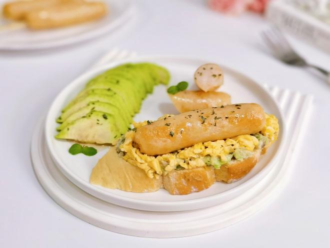 牛油果滑蛋虾肉肠三明治