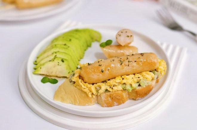 牛油果滑蛋虾肉肠三明治