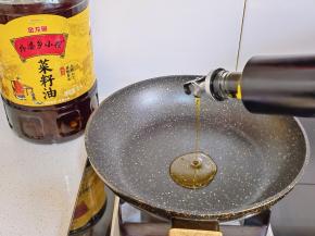 锅中倒入少许食用油，
