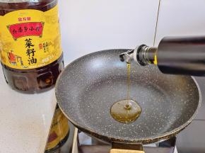 锅中倒入少许食用油，