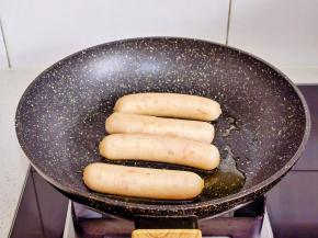 放入虾肉肠煎熟取出。