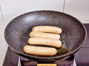 放入虾肉肠煎熟取出。