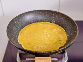 蛋液倒入锅中。