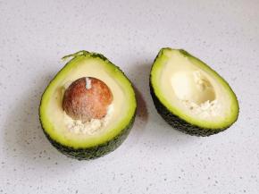 牛油果一半压成泥，一半切片。