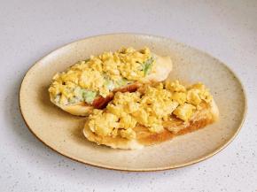 欧包上涂牛油果泥，放上滑蛋。