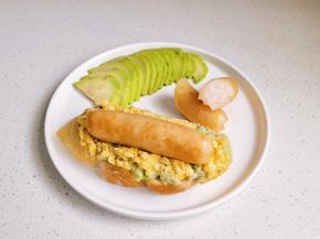 再放上煎好的虾肉肠。