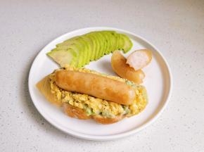 再放上煎好的虾肉肠。