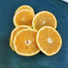 橙子清洗干净，切成片，把里面的核，挑出来备用！【本来这个要用柠檬来做的，忘记买柠檬了，就用橙子来代替！味道还不错哦！橙汁儿的味道！(做法是一样的啦！宝们可以灵活运用家里的食材来做哦！)】