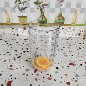 把橙子（或者柠檬）3片，放进雪克杯里！