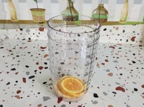 把橙子（或者柠檬）3片，放进雪克杯里！
