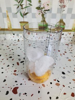 放冰块150克！(我的冰块是用小兔子模具做的，一个小兔子刚好是50克，我放了三个小兔子冰块儿！)