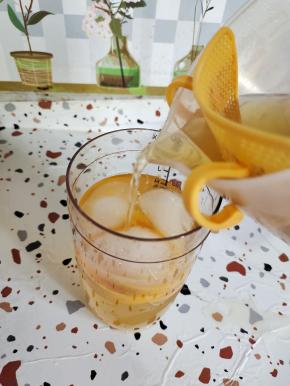 再放入提前晾凉的200毫升茉莉花茶！也可以放入自己喜欢喝的绿茶或者红茶汤都可以哦！