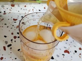再放入提前晾凉的200毫升茉莉花茶！也可以放入自己喜欢喝的绿茶或者红茶汤都可以哦！