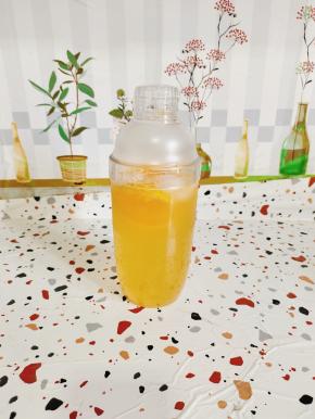 雪克杯盖上盖子！摇匀就可以了！