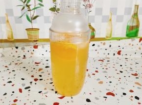 雪克杯盖上盖子！摇匀就可以了！
