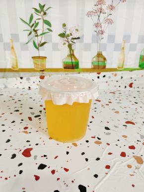 把密封纸放在杯子上，按紧盖子！