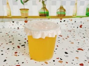把密封纸放在杯子上，按紧盖子！