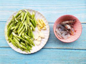 芦笋洗净切段，姜切丝，大蒜拍扁。