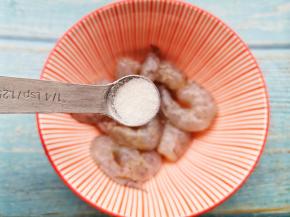 鲜虾分开虾头，去虾尾虾线，加一勺盐，