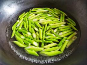 锅中烧开水，放芦笋焯水捞出过凉备用。