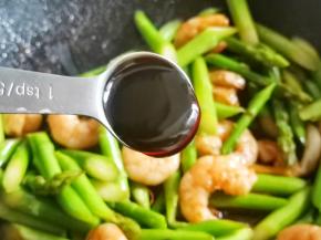 放1勺生抽，1勺蚝油，炒匀出锅。