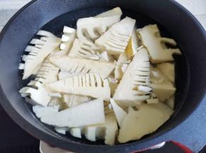 春笋放入锅中，加一勺盐煮5分钟捞出。