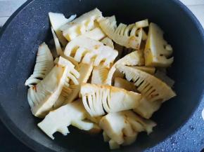 锅中热油，加一勺豆瓣酱炒出红油，加入春笋炒匀。