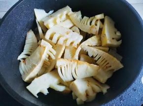 锅中热油，加一勺豆瓣酱炒出红油，加入春笋炒匀。