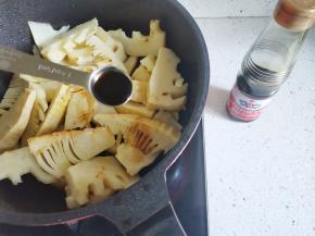 加一勺生抽，一勺老抽，