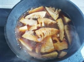 加入一大碗水焖5分钟，大火收汁，