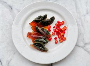 皮蛋去壳切瓣，小米椒切圈。