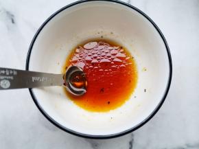 橄榄油2勺、生抽2勺、蜂蜜1勺、黑胡椒适量。