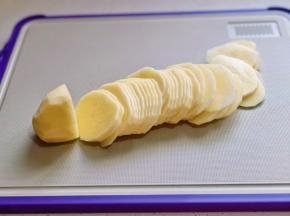 土豆去皮切片，尽量切的薄一点哈～