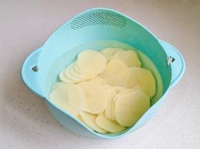 土豆片洗去淀粉，泡8分钟盐水。