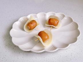 土豆片波仔肠用牙签固定。
