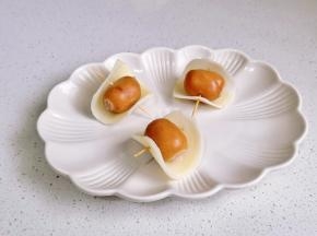 土豆片波仔肠用牙签固定。