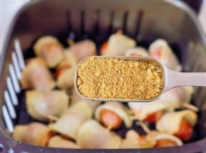 翻面撒烧烤料。