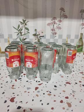 买罐头专用玻璃瓶，提前清洗干净，放在开水锅里煮一下消毒杀菌！倒扣在案板上，晾干水分备用！(放开水锅里煮的时候记得玻璃瓶和冷水一起下锅，水开以后再煮四五分钟就可以了！)