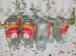 买罐头专用玻璃瓶，提前清洗干净，放在开水锅里煮一下消毒杀菌！倒扣在案板上，晾干水分备用！(放开水锅里煮的时候记得玻璃瓶和冷水一起下锅，水开以后再煮四五分钟就可以了！)