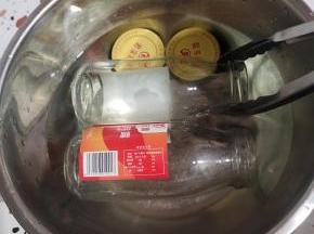 盆里倒入一些70摄氏度左右开水，把玻璃瓶放在里面打一个滚！这样装水蜜桃罐头的时候，玻璃瓶才不会烫的炸裂开！
