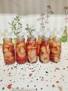 把煮好的水蜜桃装进玻璃瓶里！