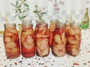 把煮好的水蜜桃装进玻璃瓶里！