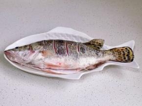 桂鱼清洗干净擦干，划几刀。