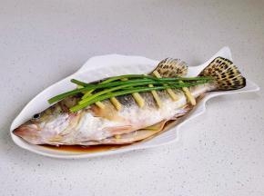 加料酒，生抽，葱姜腌制。