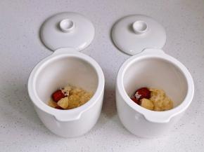 银耳+冰糖+红枣放入炖盅。